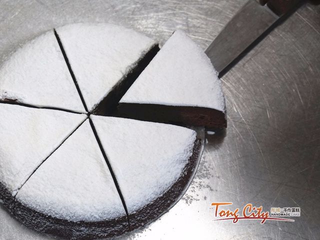 【古典巧克力蛋糕】融合70%黑巧克力、口感濕潤濃郁